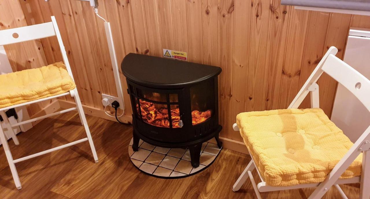 Small Cozy Shepherd Hut 20 By 7 Feet With Boxed In High Double Bed Balmacara Exteriör bild