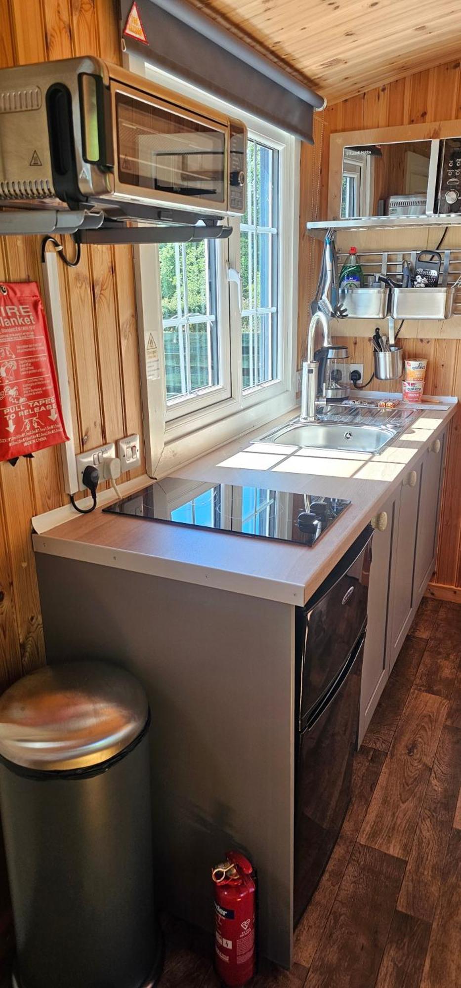 Small Cozy Shepherd Hut 20 By 7 Feet With Boxed In High Double Bed Balmacara Exteriör bild